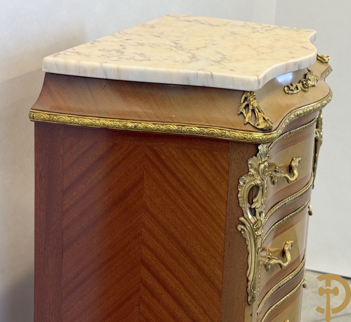 Notelaren zevenladenkast met bronsbeslag op voluutvormige poten - bovenaan marmeren blad