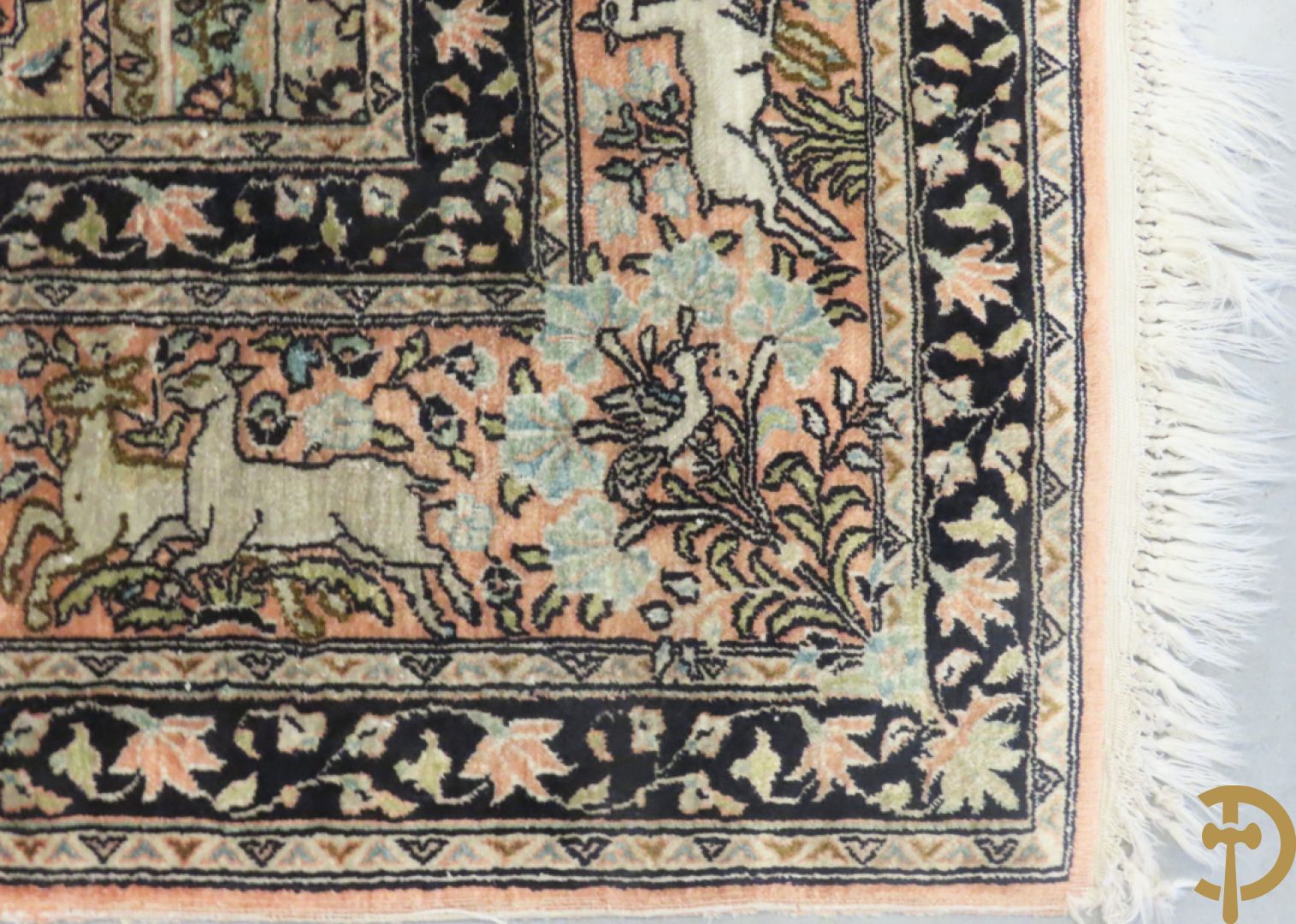 Oosters handgeknoopt zijden tapijt met bloemen- dierenmotieven