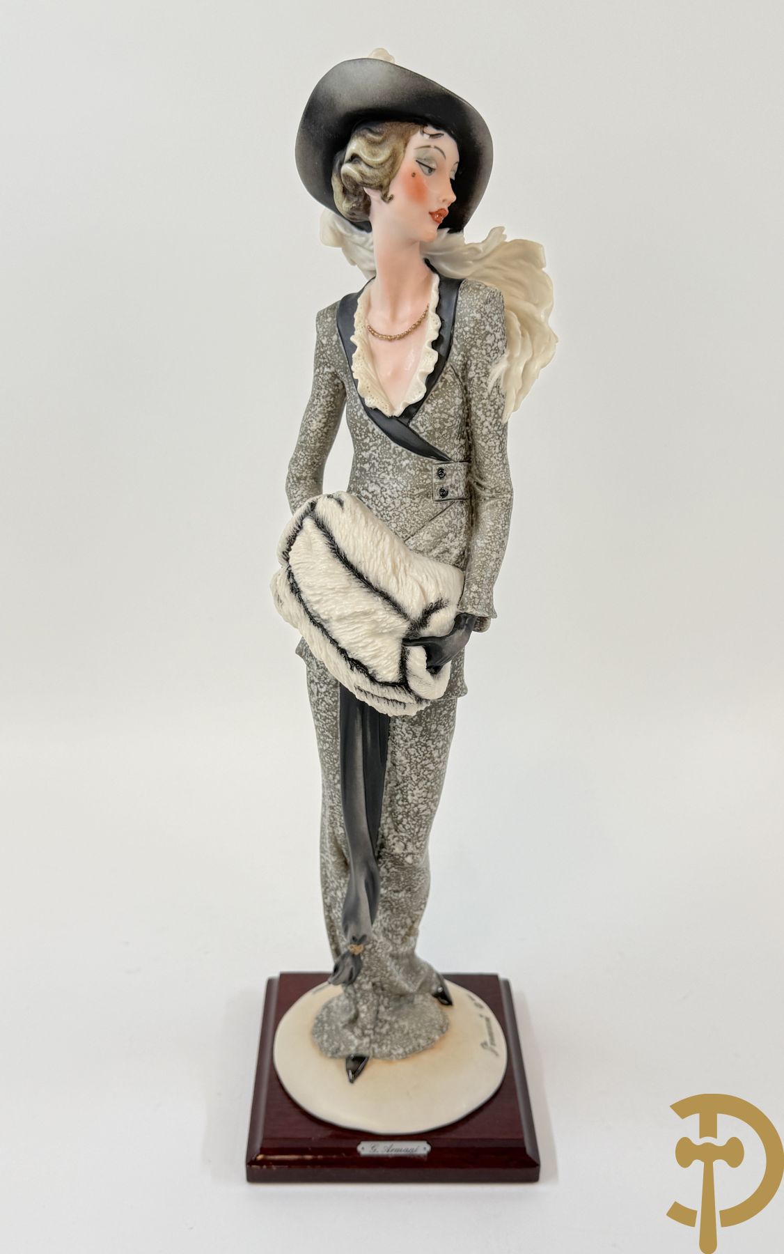 Italiaanse biscuitgroepen w.o. grote groep met 2 liggende naakte dames met zwaan, jongeman op rots, vioolspeler met edeldame, dame met kanten jurk en kinderen + Armani G. getekend 