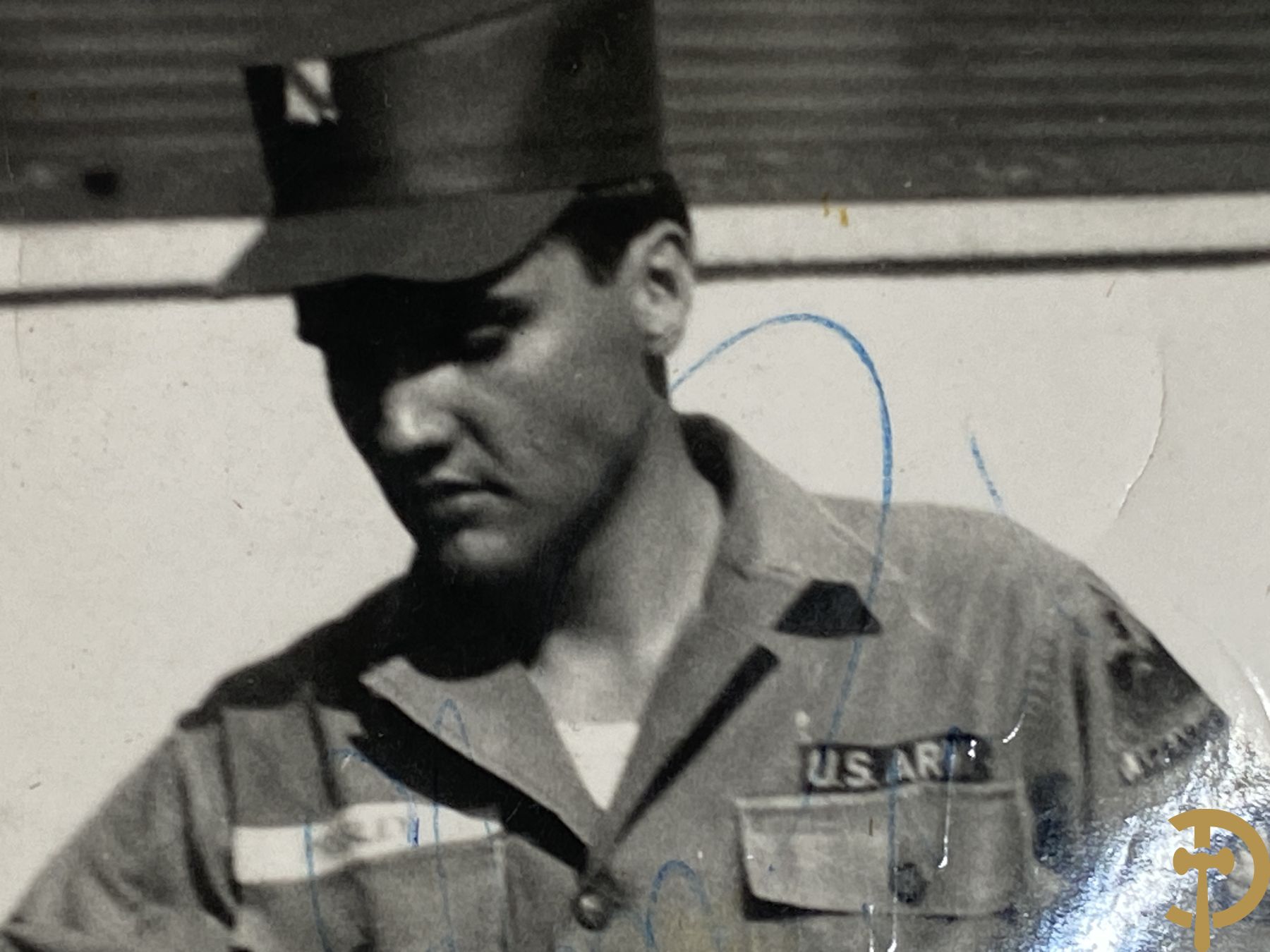 Presley Elvis getekend - authentieke oude foto van Elvis Presley tijdens zijn legerdienst in Duitsland Bad-Nauheim 1959, eigenhandig gesigneerd maar inkt deels verdwenen, krassen en sporen inkt nog zichtbaar