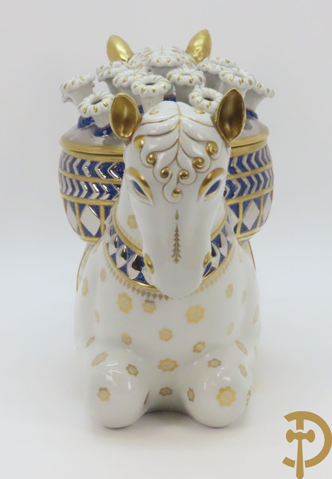 Keramieken beeld met 2 paardenkoppen, centraal met pique fleur, Italiaans, onderaan gemerkt Mangani