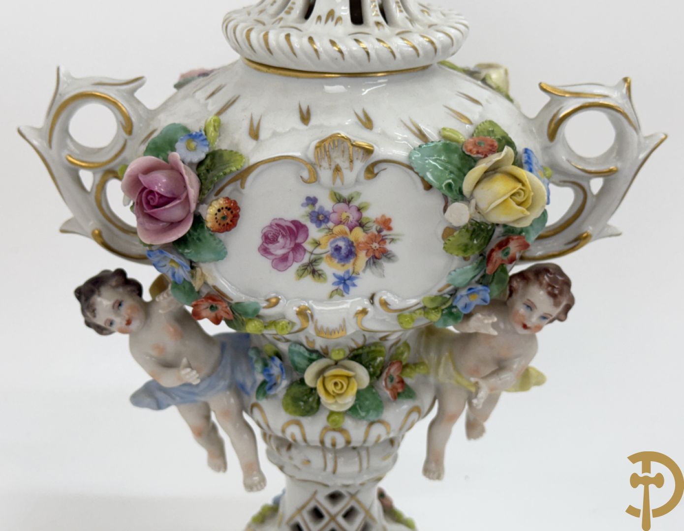 Milieu de table in porselein met bloemendecor + geajoureerde porseleinen Limoges coupe + porseleinen vaasje met cupido