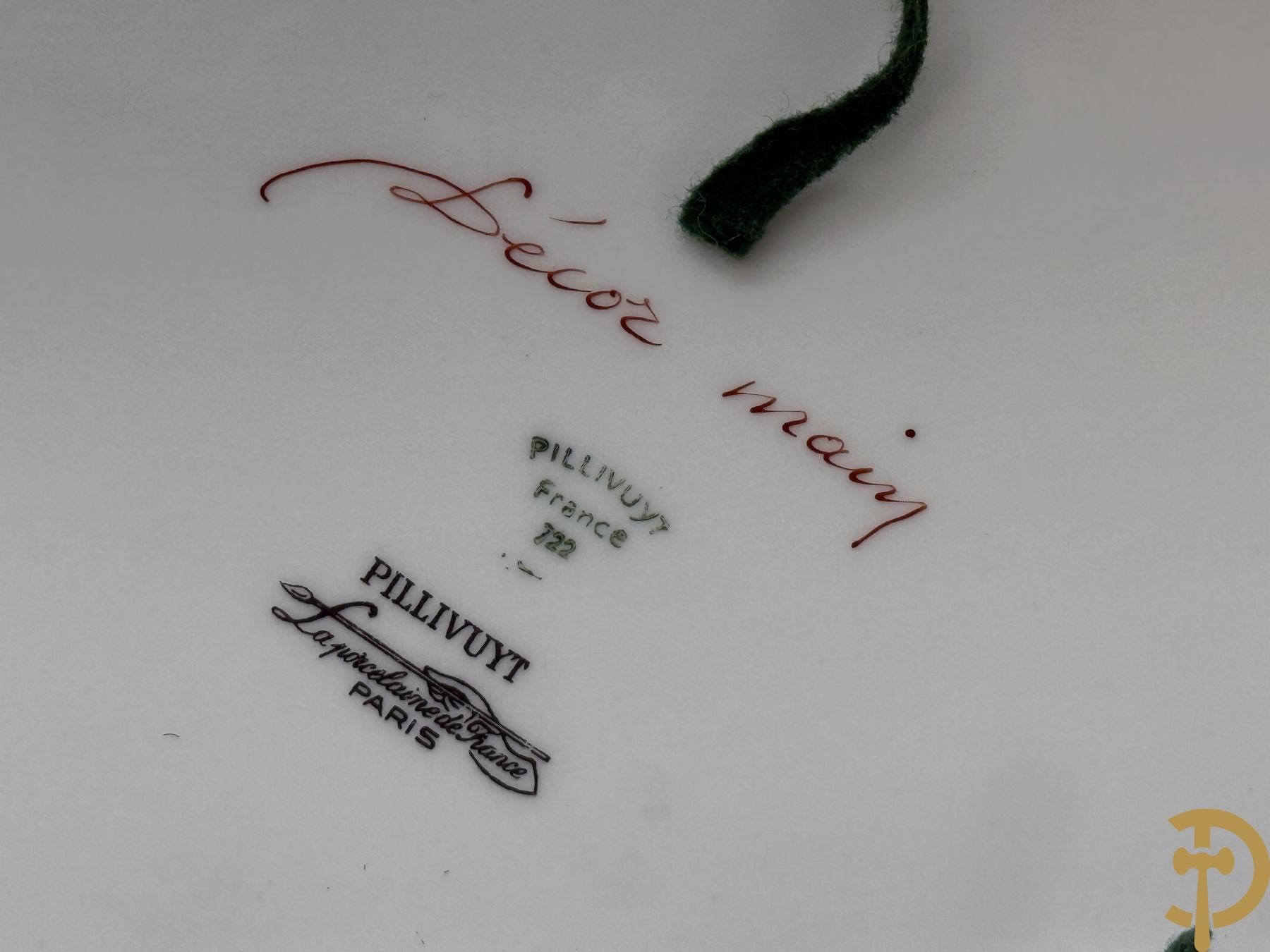 Sèvres stijl vaas met geanimeerde galante scène, zijdelings met paar bronzen armen + schaal met bloementafereel, Limoges stijl