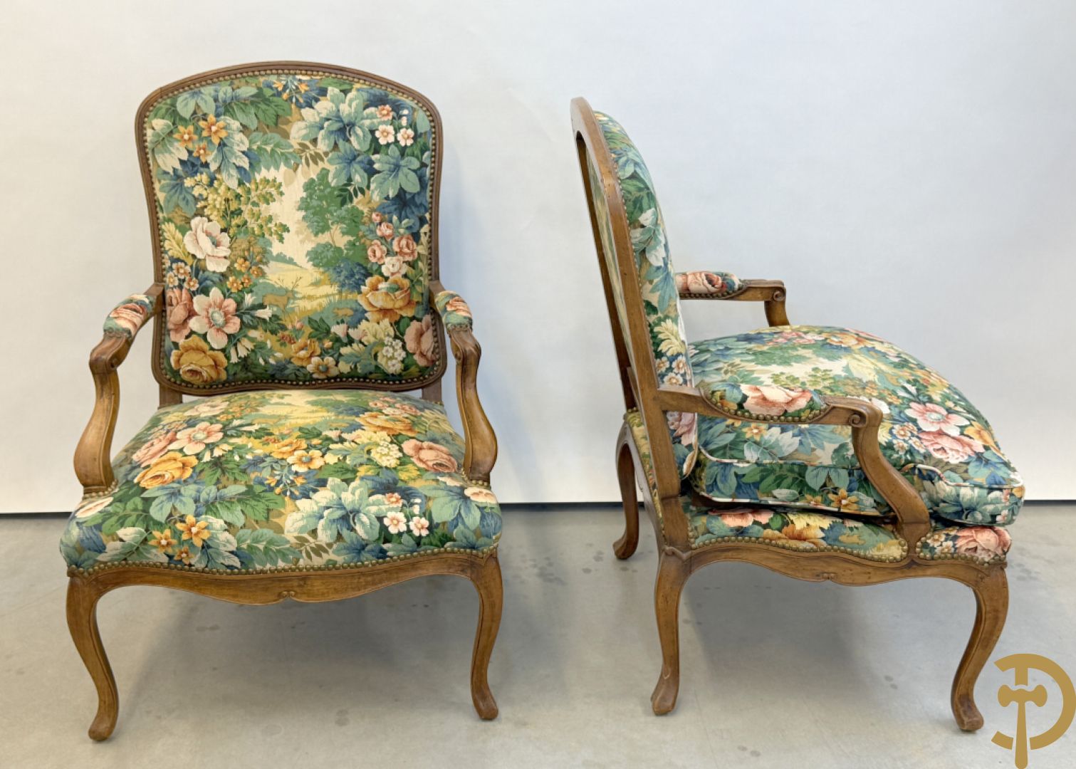 Vier notelaren armzetels bekleed met bloemenstof, met gezwaaide armleuningen op voluutvormige poten + bijhorend voetbankje