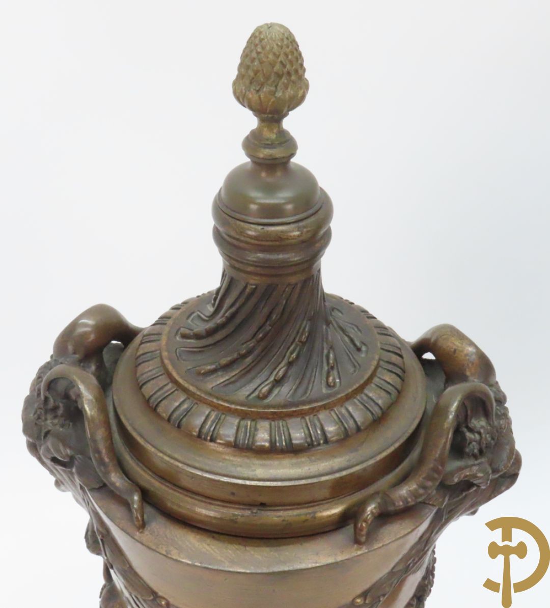 Paar bronzen cassolettes omgeven door dansende cupido