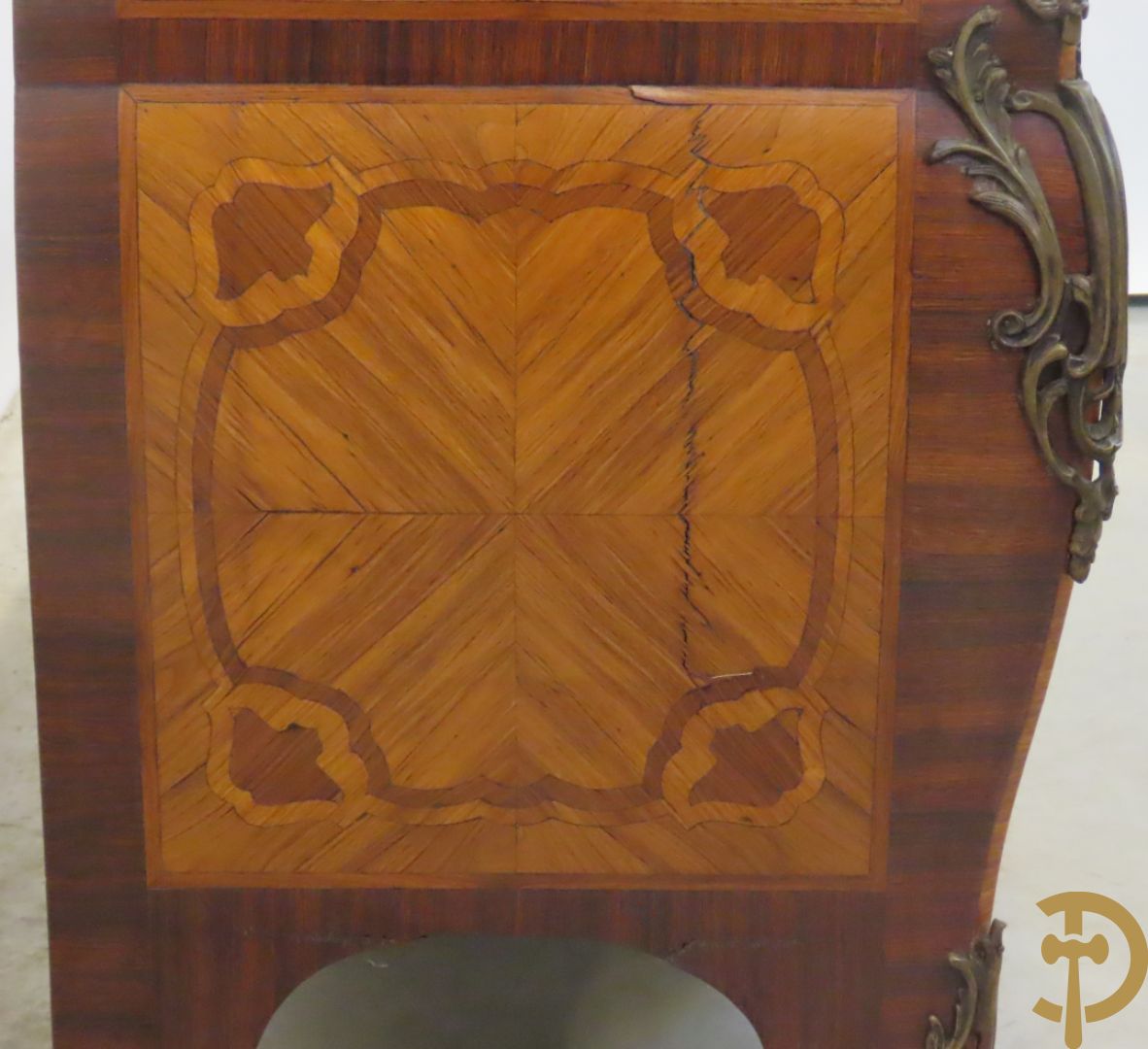 Gegalbeerde vierladencommode met bronsbeslag, marqueterie en marmeren blad