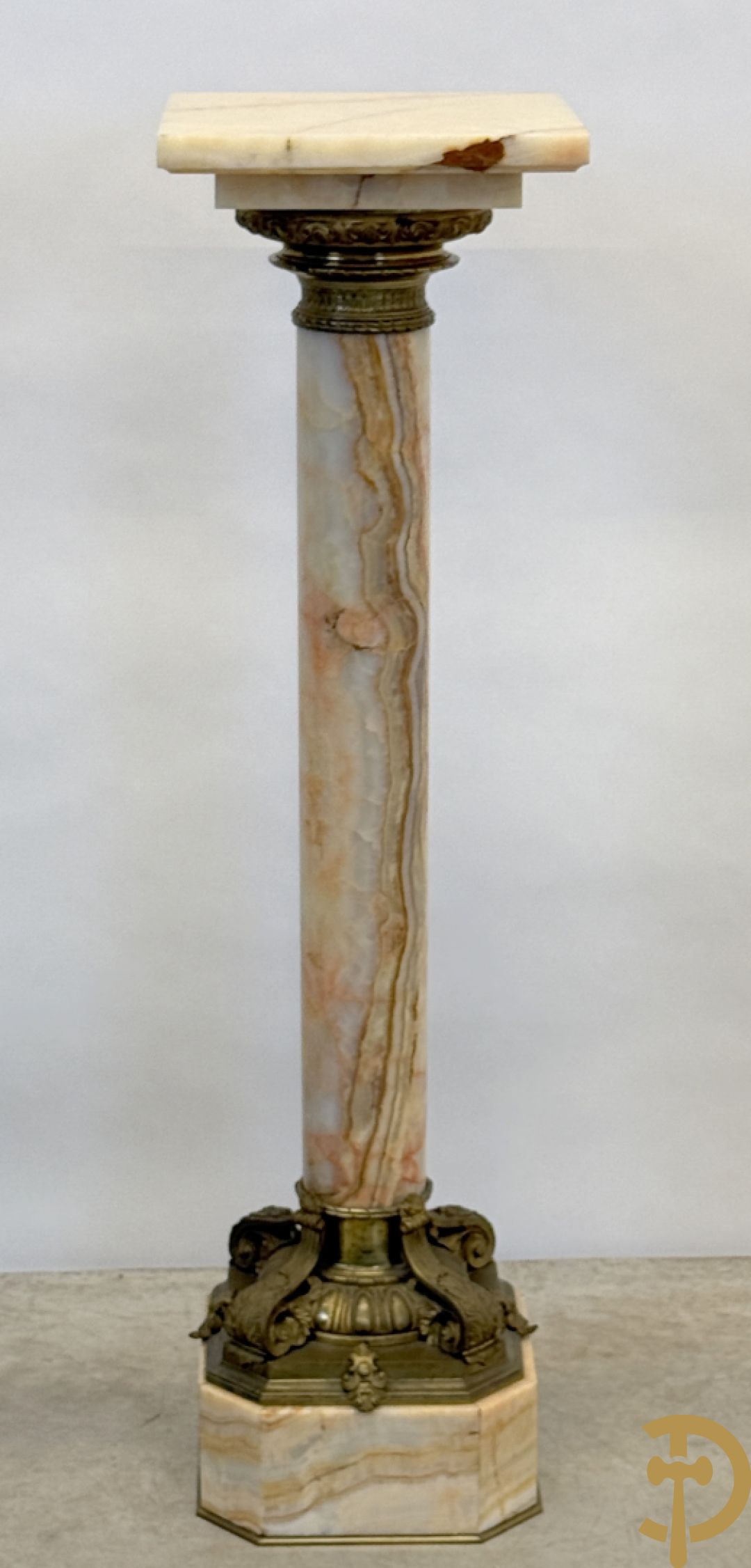 Marmeren zuil, onder en boven met beslag van accanthusranken bezet