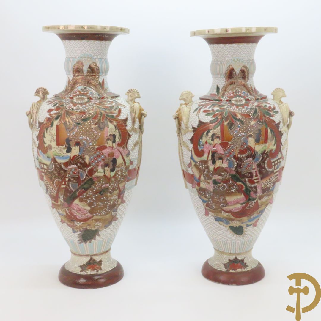 Paar Japanse Satsumat vazen met kijgerdecor en geanimeerde scènes, zijdelings met vogels bezet