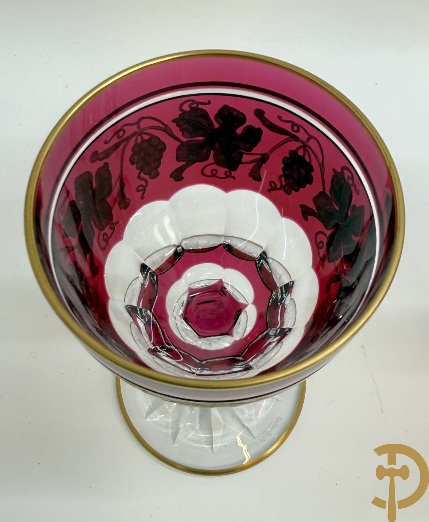 Acht rode handgeslepen Val-Saint-Lambert glazen met verguld decor van accanthusranken en druivenranken