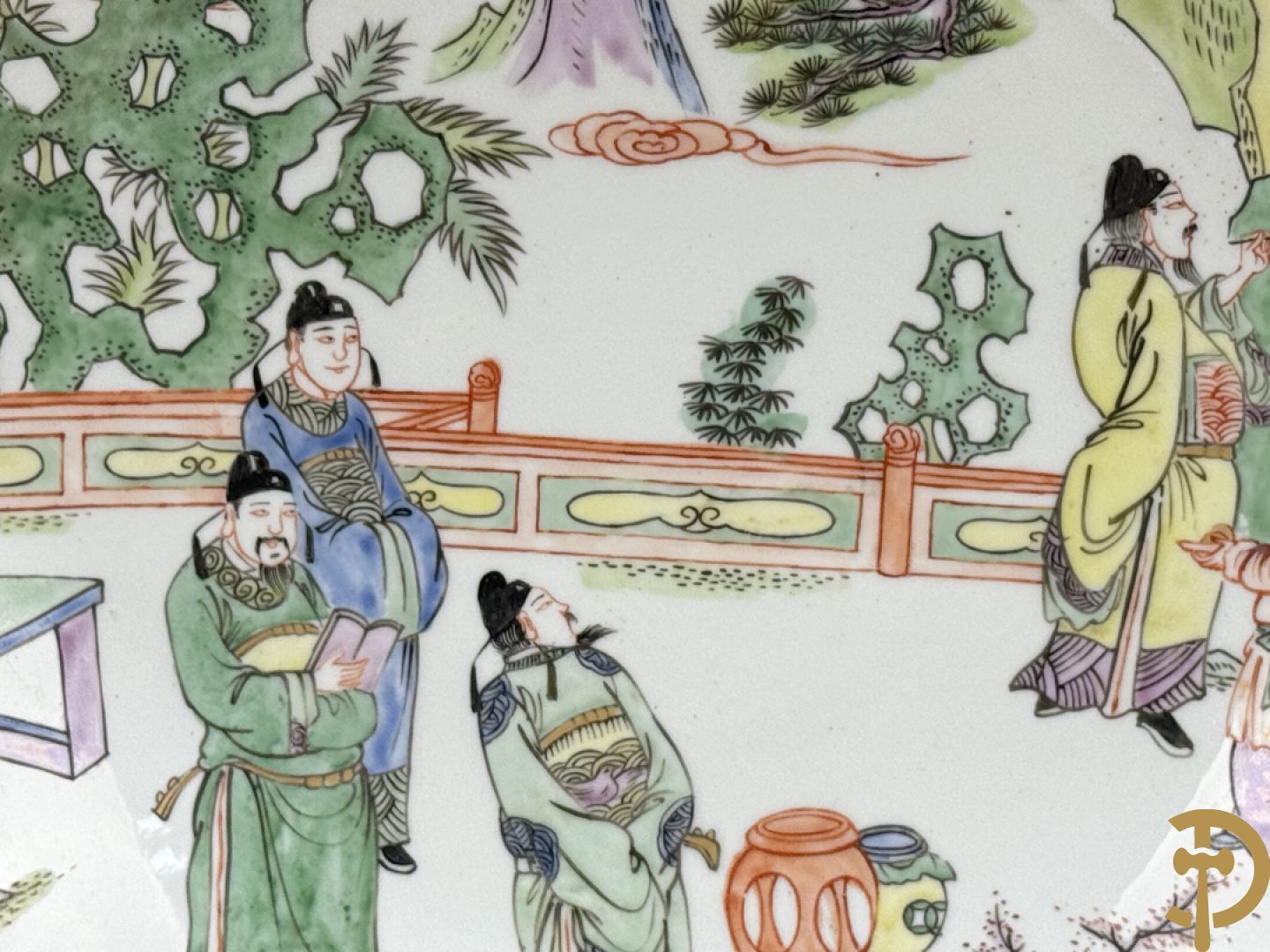 Porseleinen Chinese schotel met decor van wijsgeren in landschap
