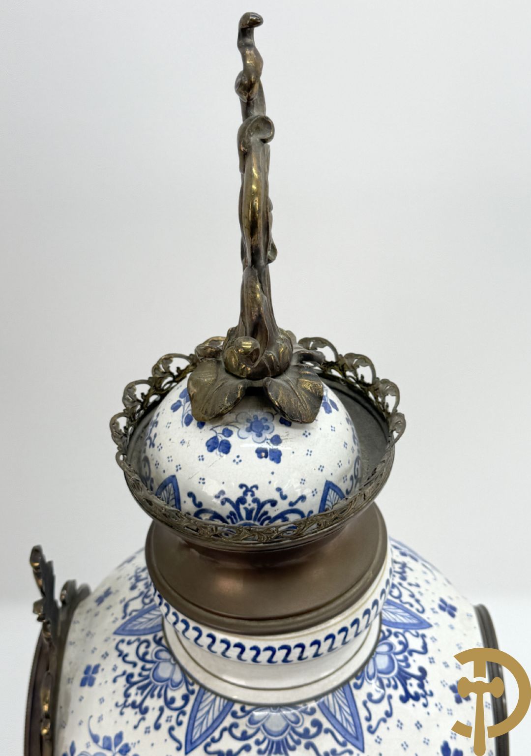 Driedelige garnituur met faience in Delftse stijl en bezet met koperen Jugendstil kandelaars, rond 1900