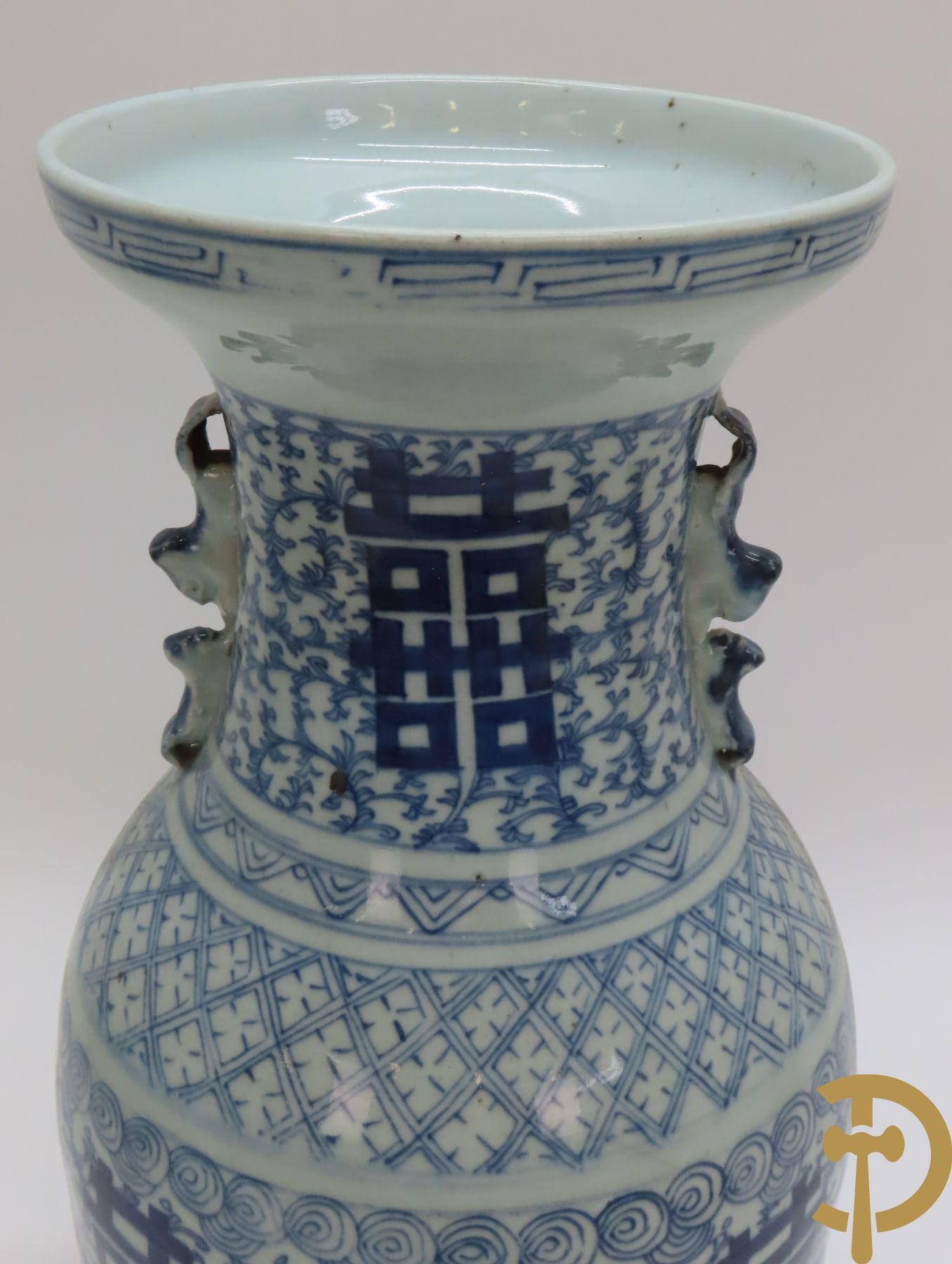 Twee Chinese porseleinen vazen met blauw/wit decor en Chinese tekens