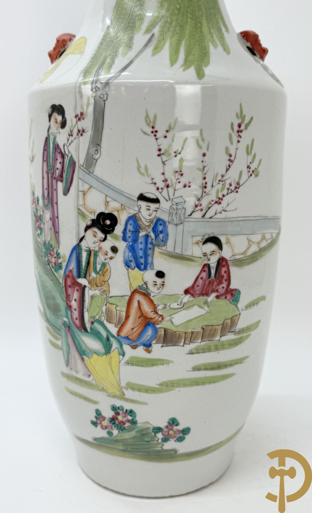 Twee rolvazen met bloemen- en vogeldecor + dekselpotiche met vogeldecor + Chinese vaas met decor van dames en kinderen