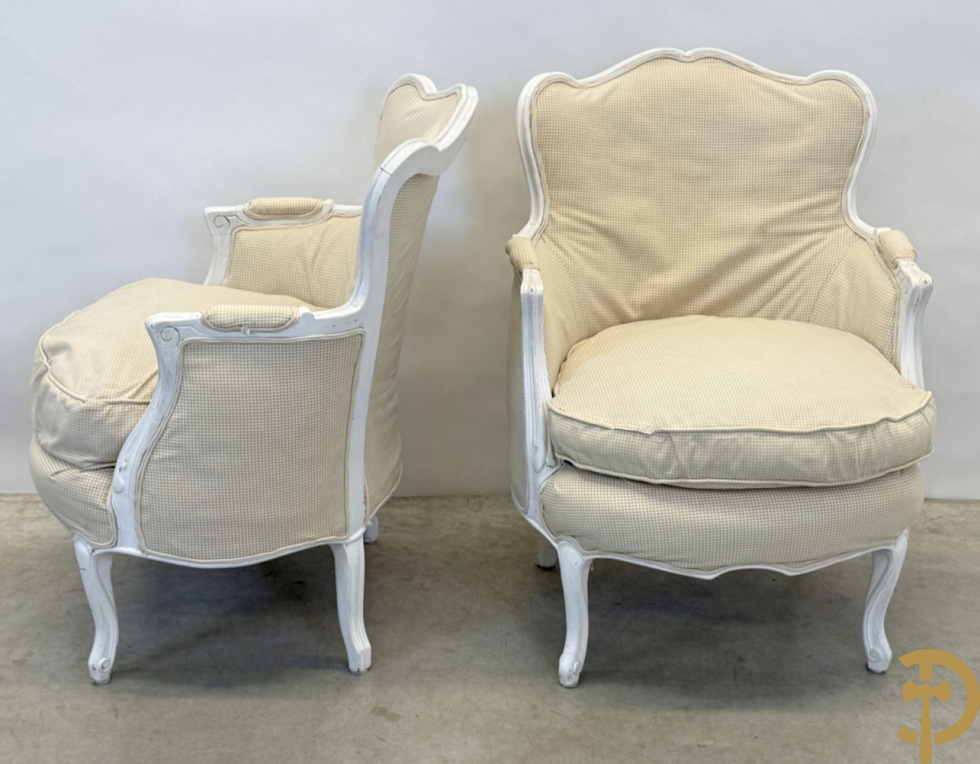 Paar gemonochromeerde Louis XV armzetels met gecanneerde rug + 2 gestoffeerde Louis XV armzetels
