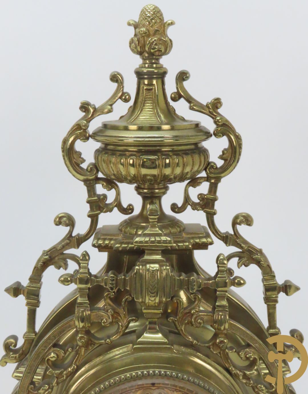 Driedelige koperen Neo Renaissance garnituur bestaande uit klok met amfoor bovenaan en Neo Renaissance motieven, Richond 11 Bd Mont Martre getekend - geflankeerd door paar vijfarmige kandelaars