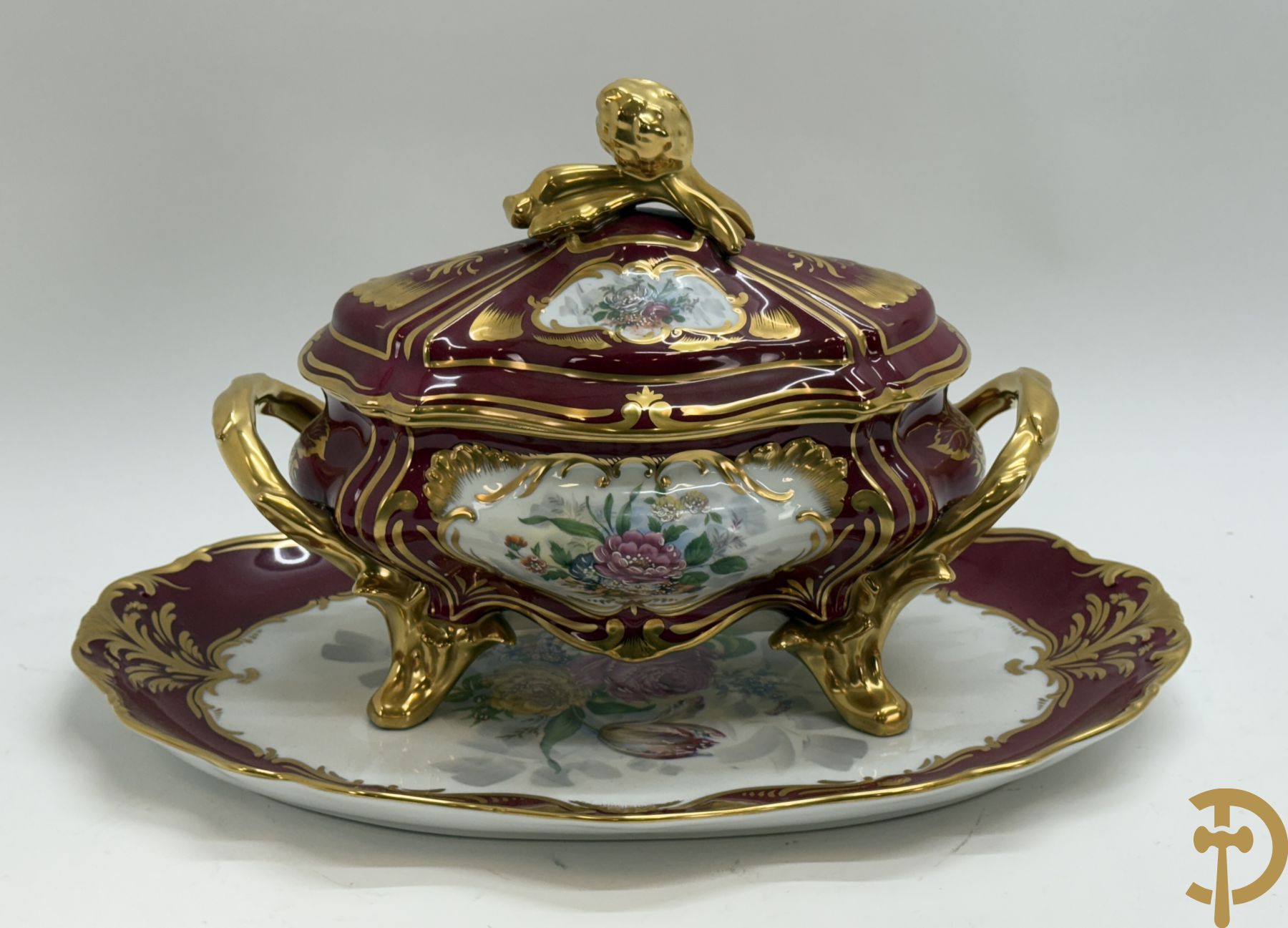 Porseleinen milieu de table (schaal en coupe) Limoges met bloemendecor en vergulde ornamenten, gemerkt onderaan