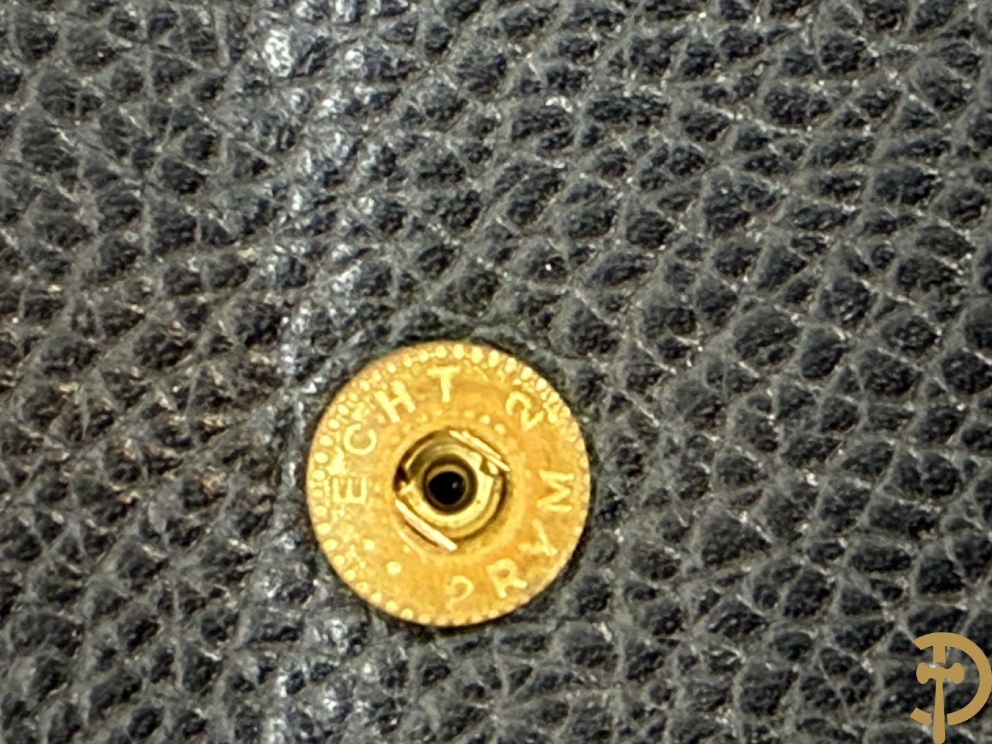 Blauw gekorreld lederen schoudertas model Le Calicot en openklapbare geldbeugel, Delvaux,