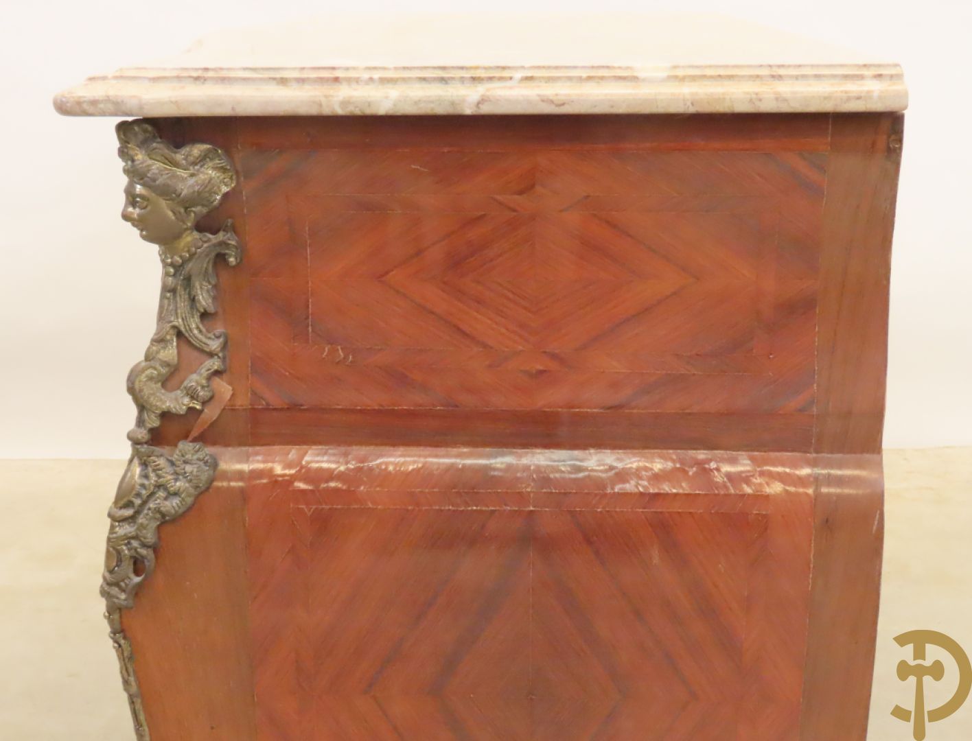 Notelaren gebombeerde drieladencommode met bronsbeslag en mazarinkoppen opzij - bovenaan met marmeren blad