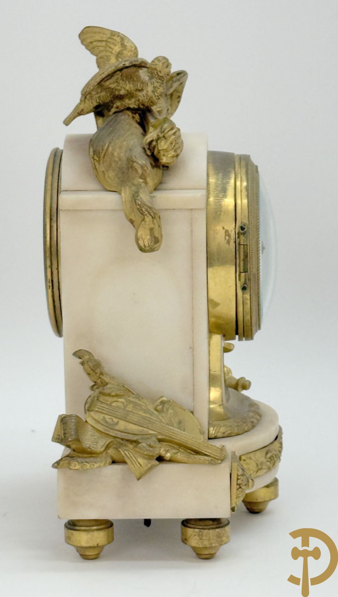 Driedelige garnituur met bronzen ornamenten van vogels en accanthusranken op marmeren basis