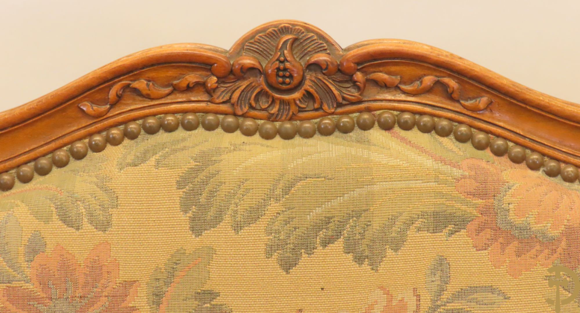 Paar Louis XV armzetels met rocailles, voluutvormige poten en armleuningen