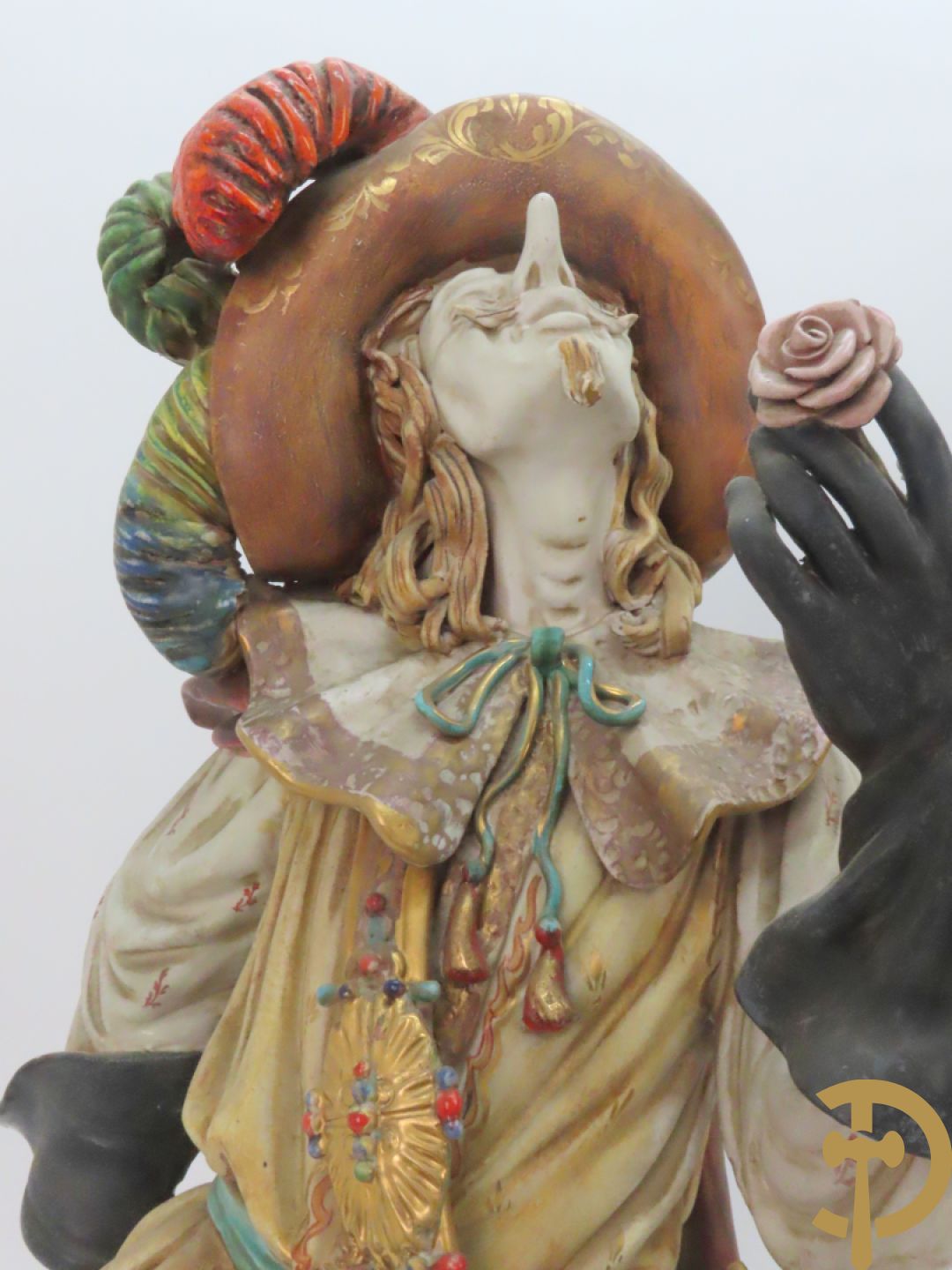 Twee Italiaanse beelden in meerkleurige faience, Cirano de Bergerac