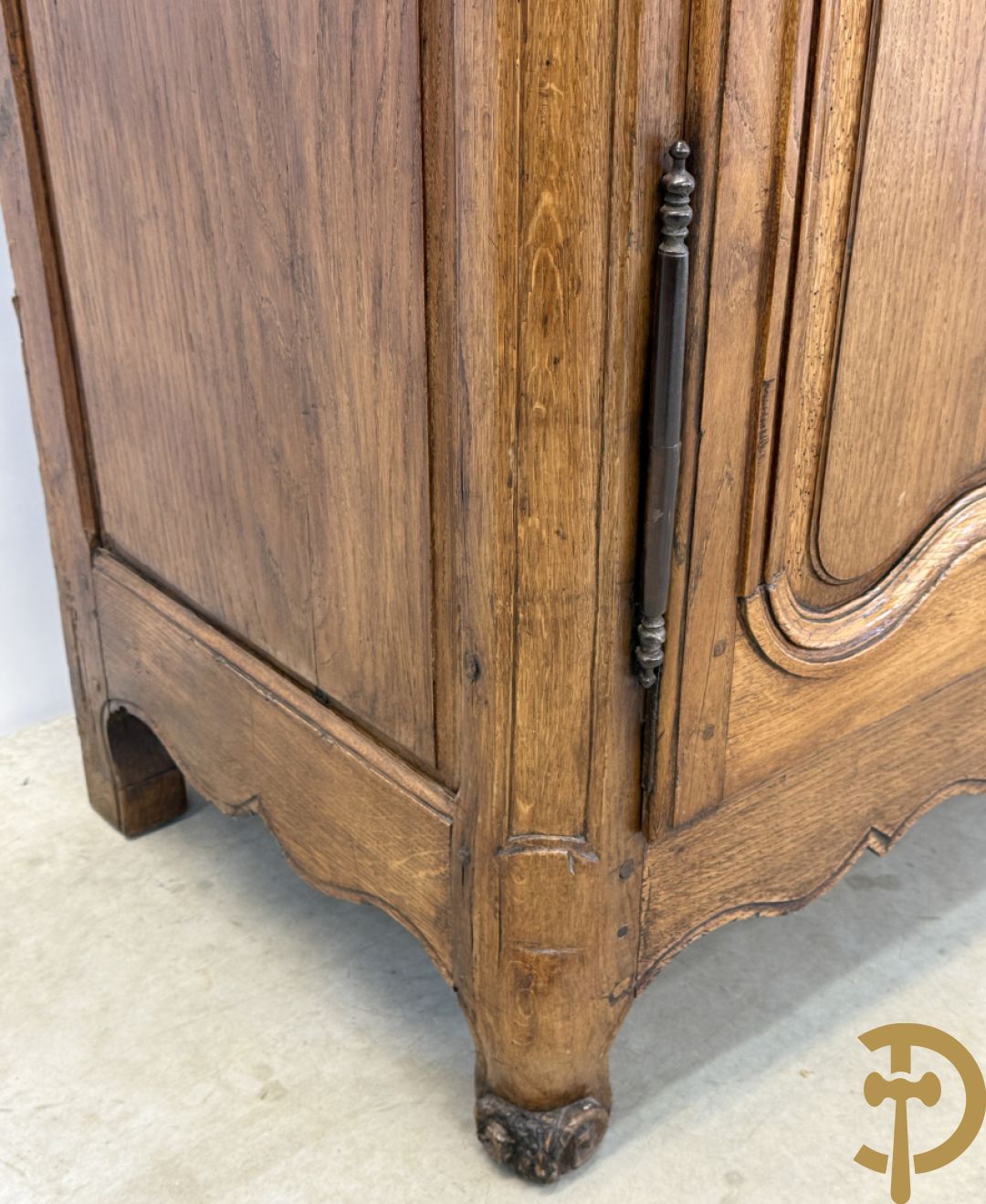 Massief eiken tweedeurskast met gezwaaide deuren op voluutvormige poten