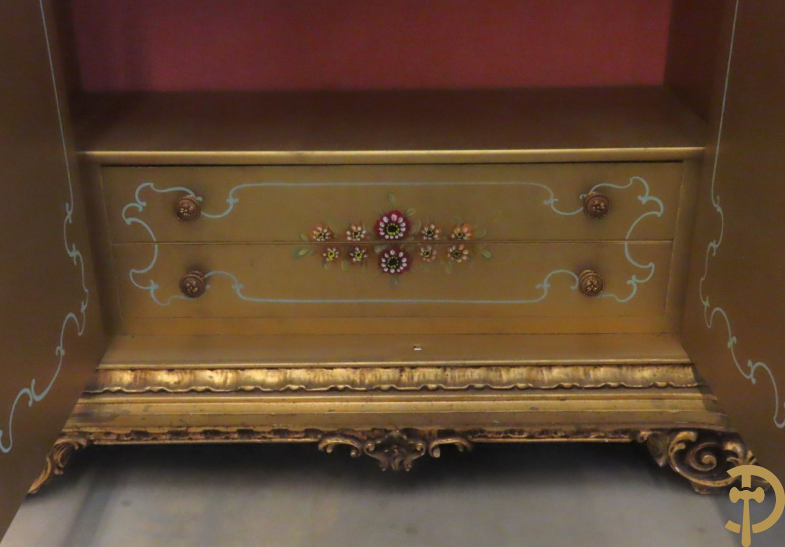 Uitzonderlijke vergulde Louis XV eetkamer bestaande uit vijfdeursdressoir met voluutvormige accanthusranken en rocailles, beschilderd met bloemenmotieven en centraal tafererel met hoornen des overvloeds + bijhorende spiegel vergulde tafel op voluutvormige poten met zes bijhorende stoelen + vitrine met accanthusranken en centrale deur, op voluutvormige poten