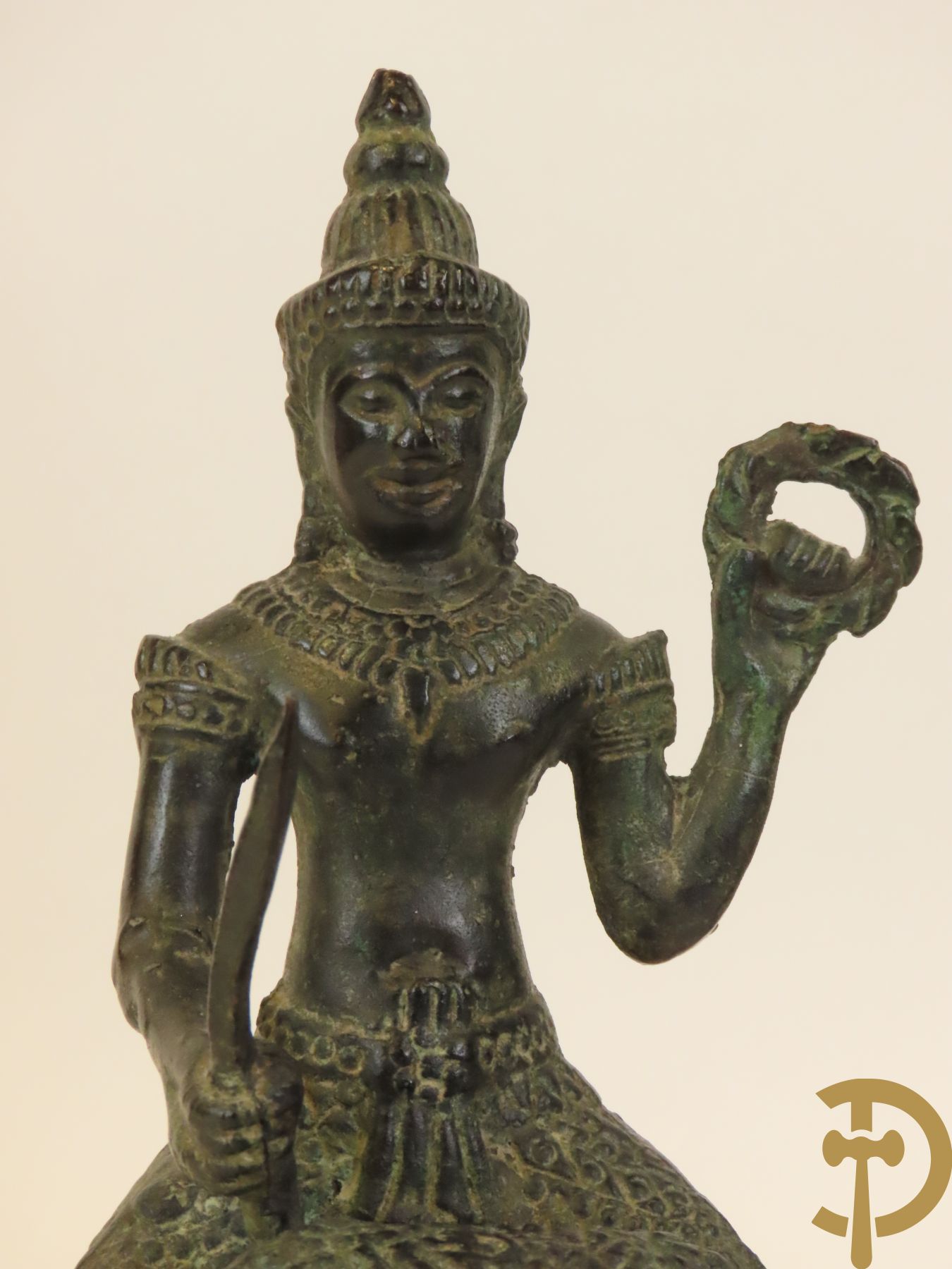 Aziatica bestaande uit bronzen zittende boedisatsvat onder boom, 2 bronzen olifanten met Indische figuren, bronzen zittende boedha, 4 Aziatische houtsculpturen van wijsgeren, Japanse dame in Satsumat en gipsen geknielde geisha