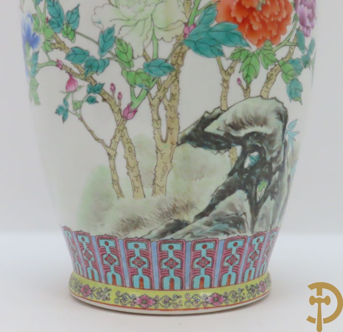 Chinese porseleinen repubieksvaas met bloementafereel