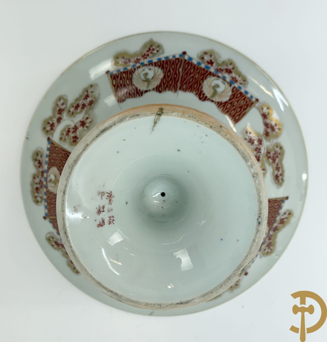 Paar Japanse meerkleurige porseleinen schalen met krijgerdecor op voet