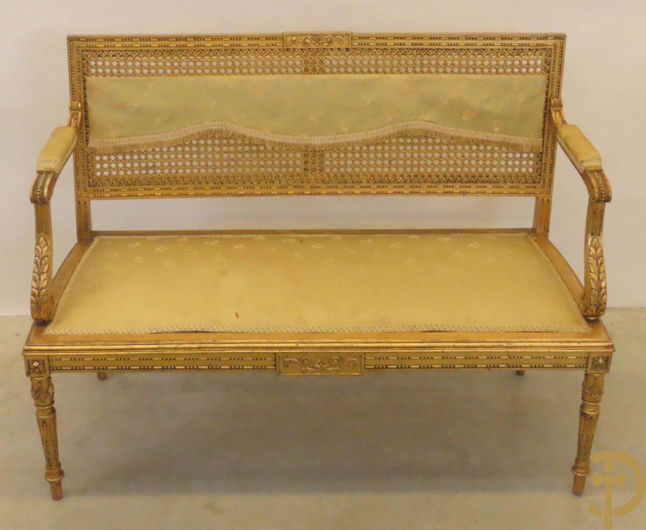 Vergulde tweepersoons canapé met accanthusranken en canage in de rug