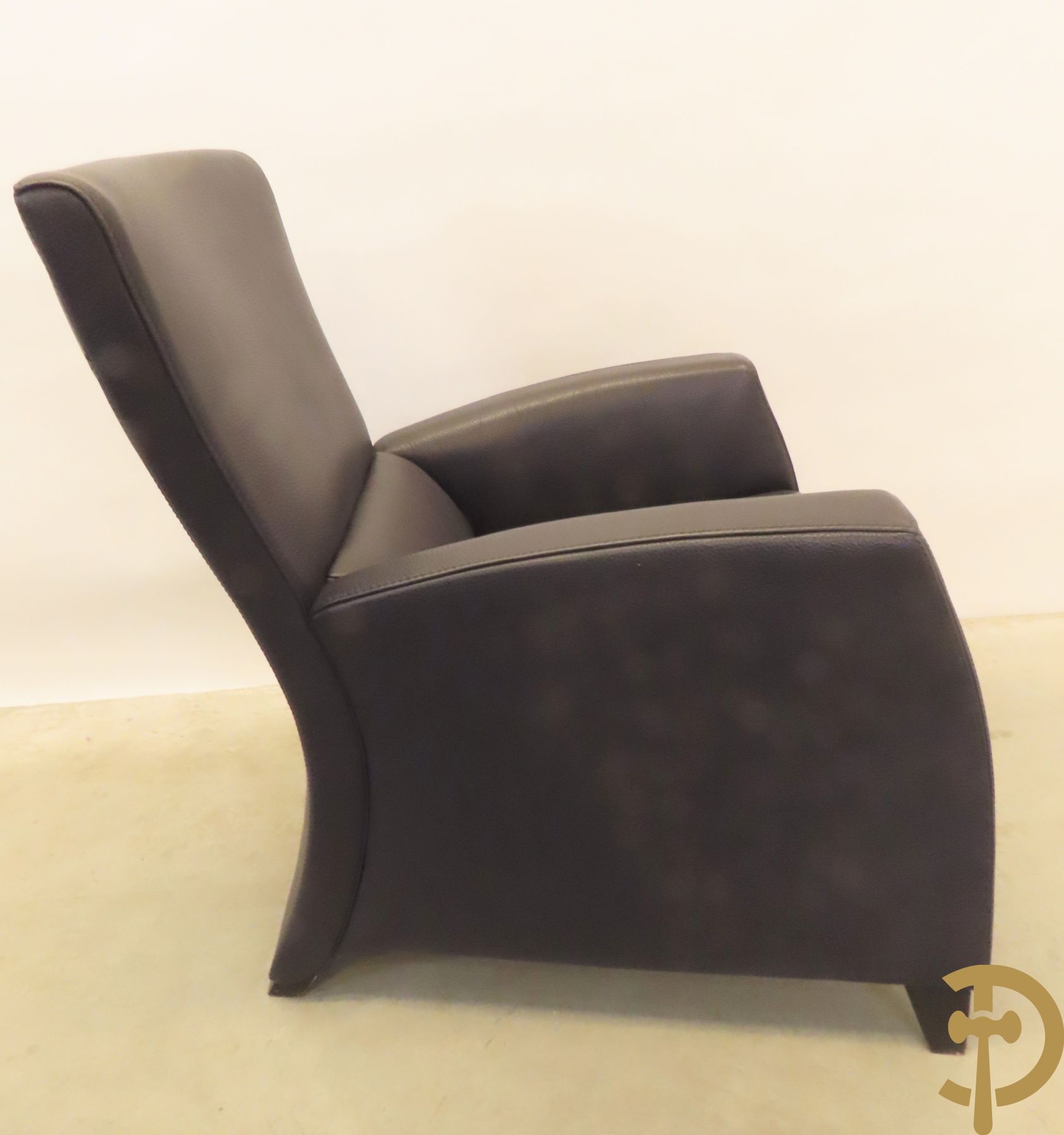 Blauw lederen salonensemble Durlet bestaande uit driezit, 2 fauteuils, 2 voetbankjes en bijzettafeltje met leder overtrokken