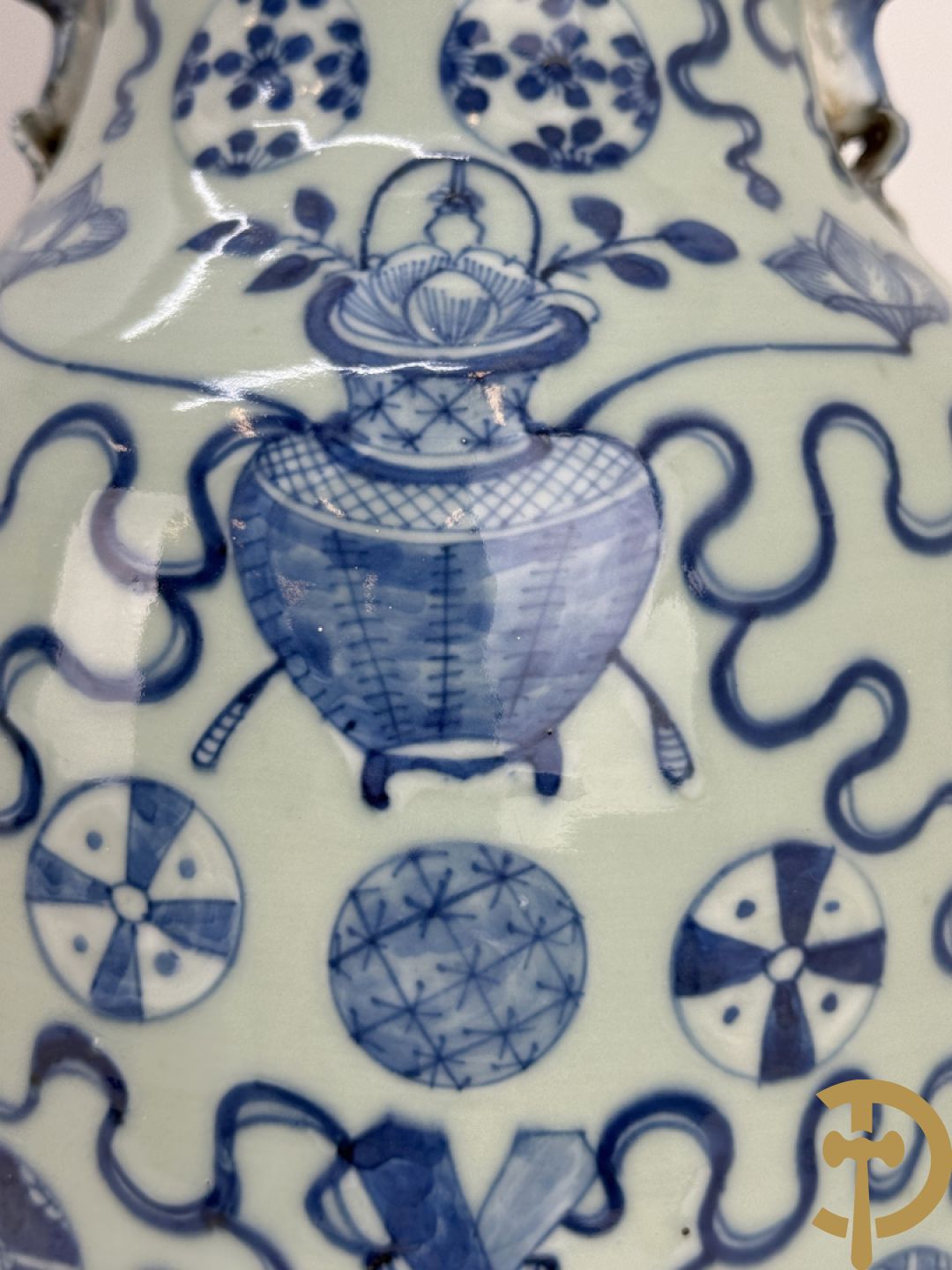 Chinese porseleinen celadon vaas met antiquiteitendecor