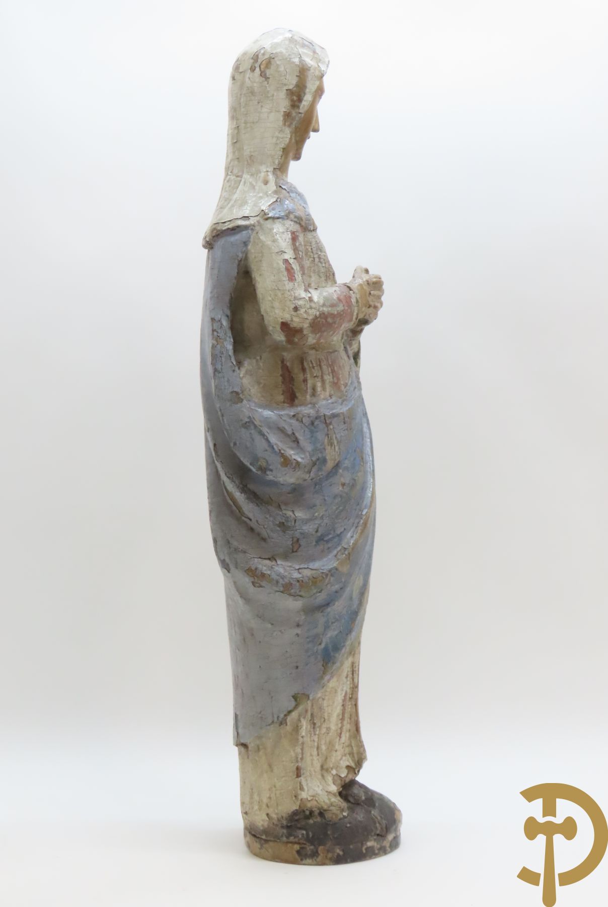 Europese houtsculptuur van staande Madonna met polychromieresten, 18e