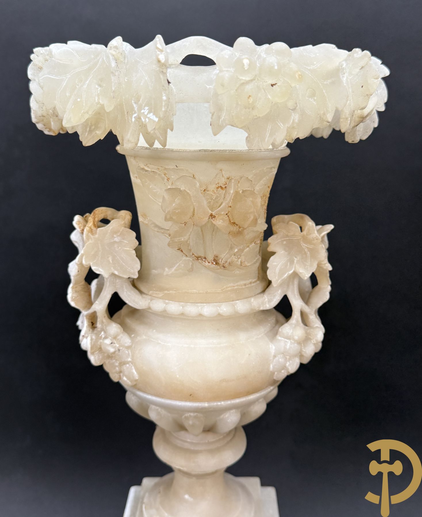 Paar handgesculpteerde albasten vazen met bloemen- en accanthusranken