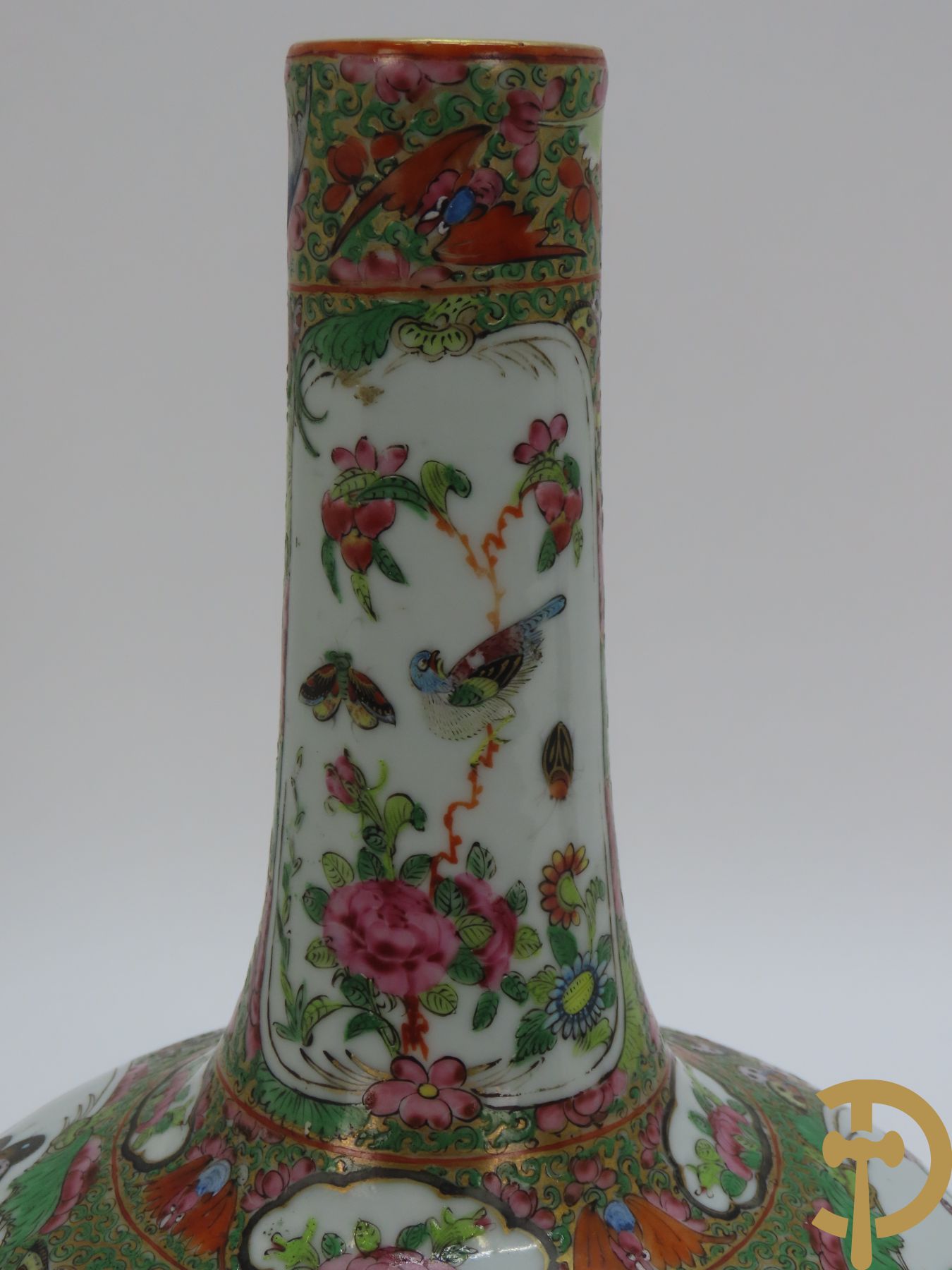 Chinese porseleinen kalebasvormige kantonvaas met geanimeerde hofscènes en vlinder- en vogeldecor