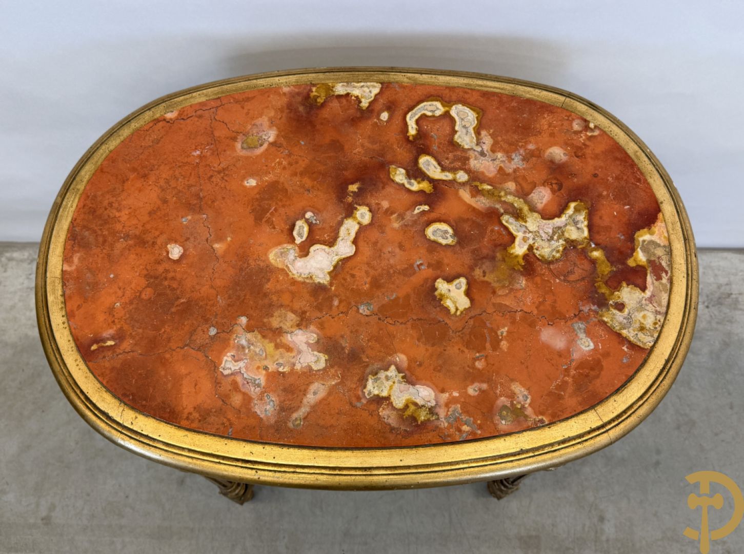 Ovale vergulde salontafel met Louis XVI motieven op gecanneleerde poten - met marmeren blad + 2 vergulde Louis XVI stoelen