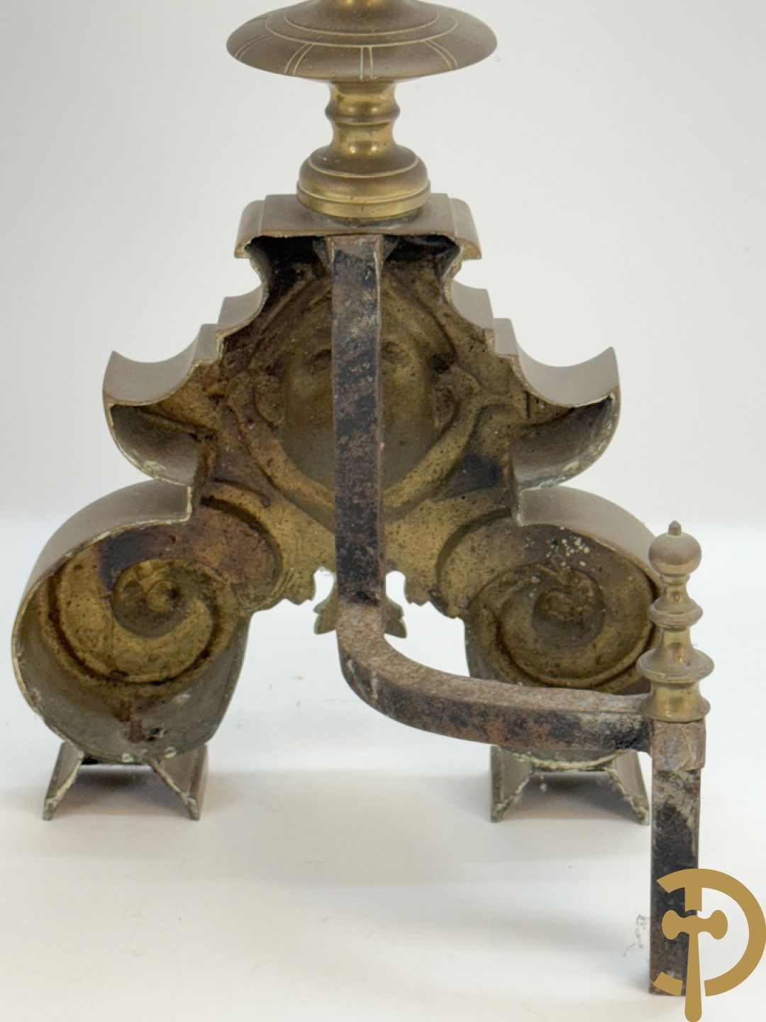 Paar Vlaamse bronzen chenets met accanthusranken en leeuwekoppen