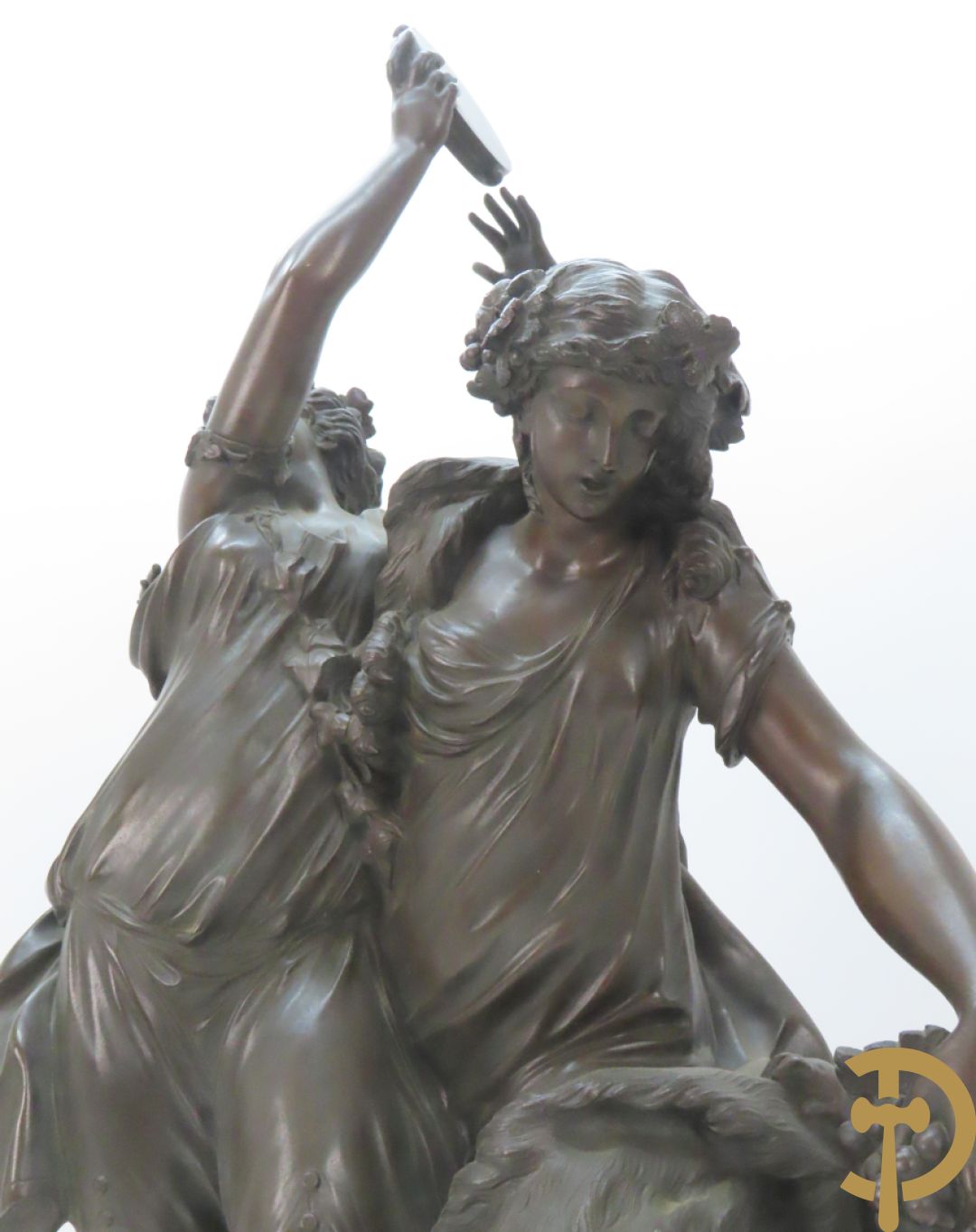 CLODION getekend - Paar elegante bronzen dames met tambour en fruit, geflankeerde door jonge faune, op marmeren klokstel - opgebouwd als garnituur met 2 kandelaars met bronzen kindjes dragende een toorts met bloemen en kaarsen