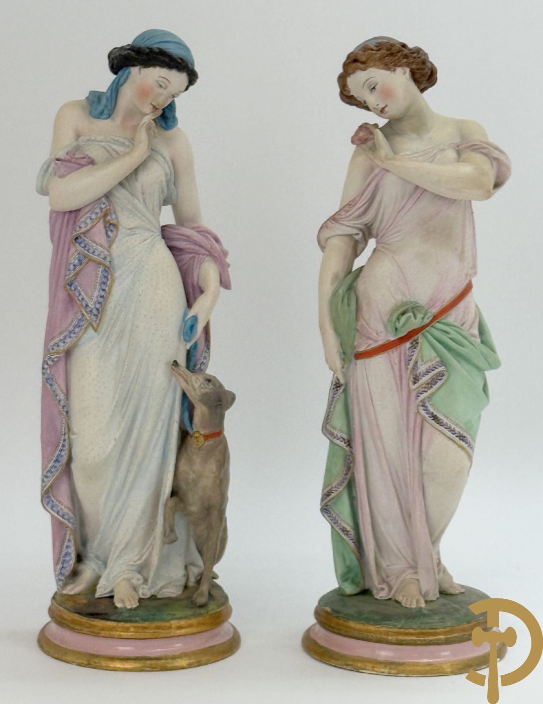 Paar Franse biscuits van elegante dame met hond en dame met bloemen op schouder