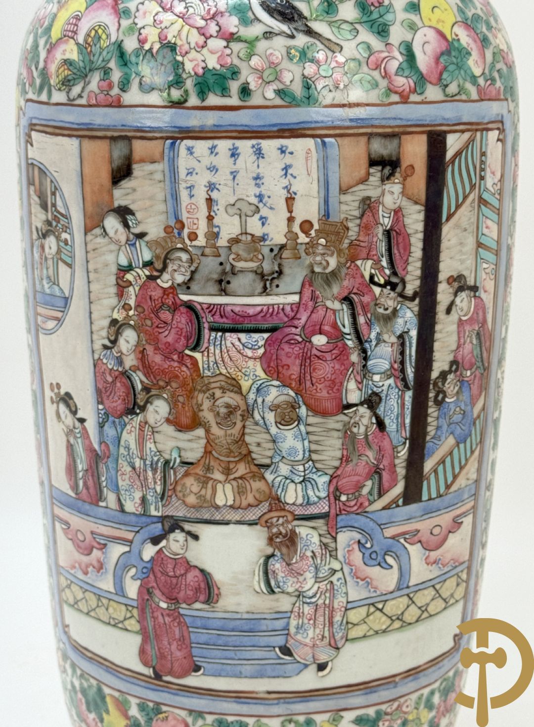 Chinese porseleinen vaas met geanimeerd decor en fond van bloemen, Kanton 19e