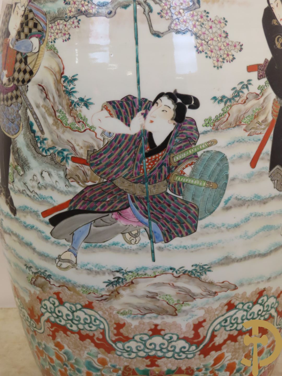 Japanse porseleinen waaiervaas met decor van geisha en krijger, bovenaan met florale motieven