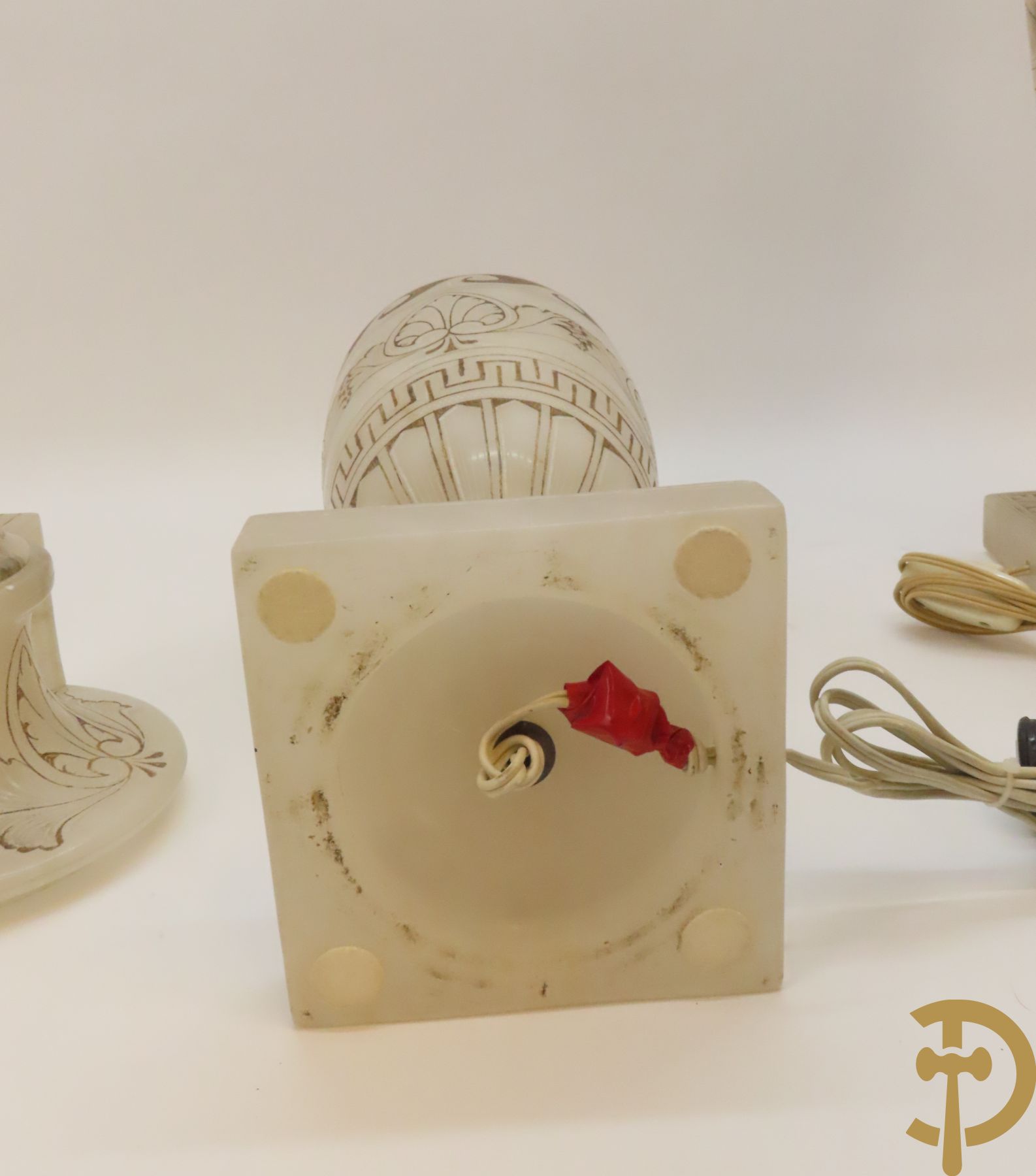 Paar handgesculpteerde onix marmeren Italiaanse potiches met accanthusraken en meanderend decor