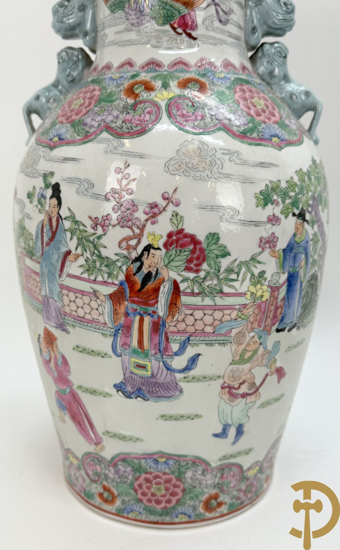 Paar Chinese porseleinen vazen met geanimeerd tafereel