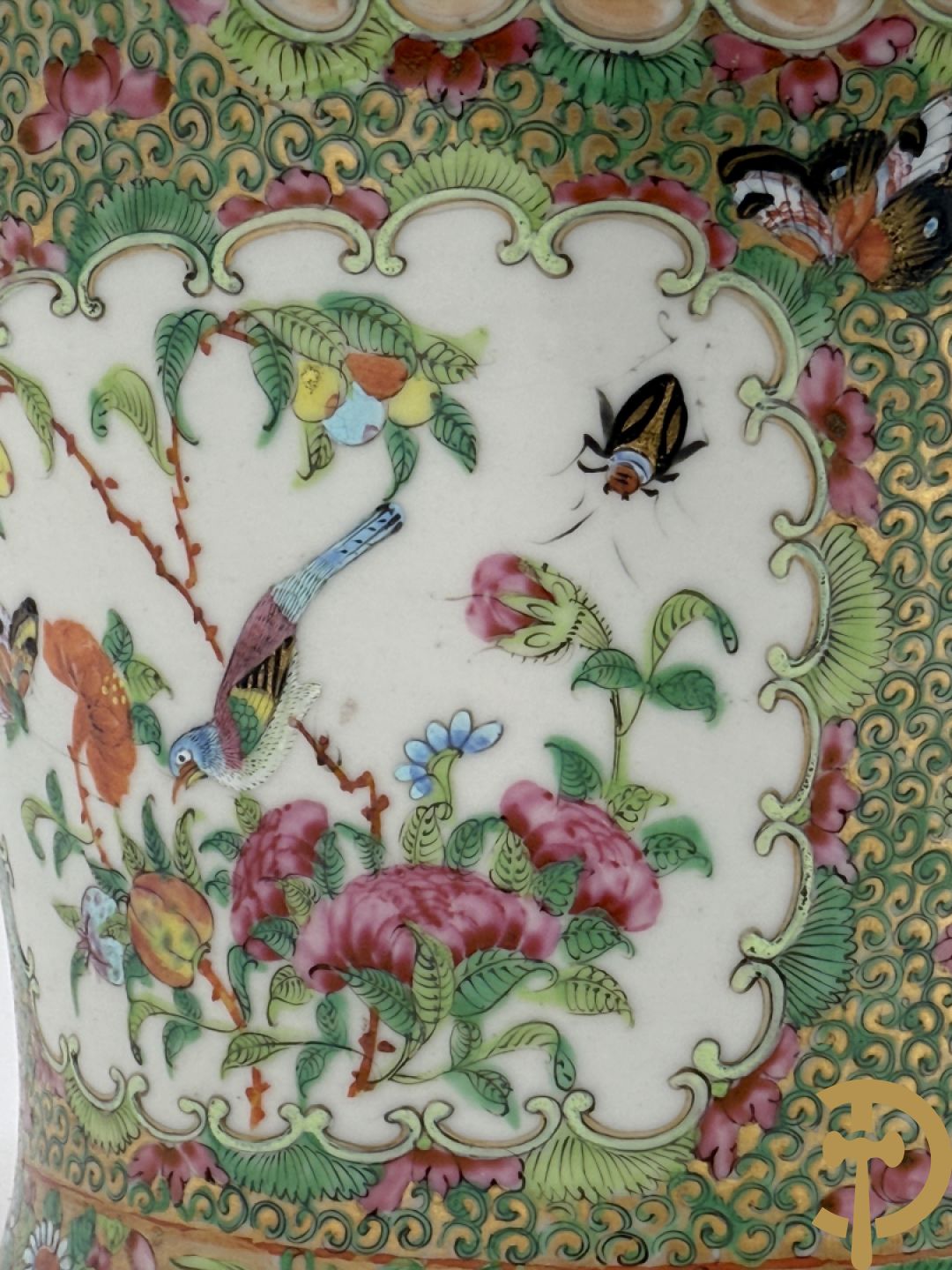 Chinese porseleinen Kantonvaas met geanimeerde taferelen, bloemen, vogel en vlinderdecor