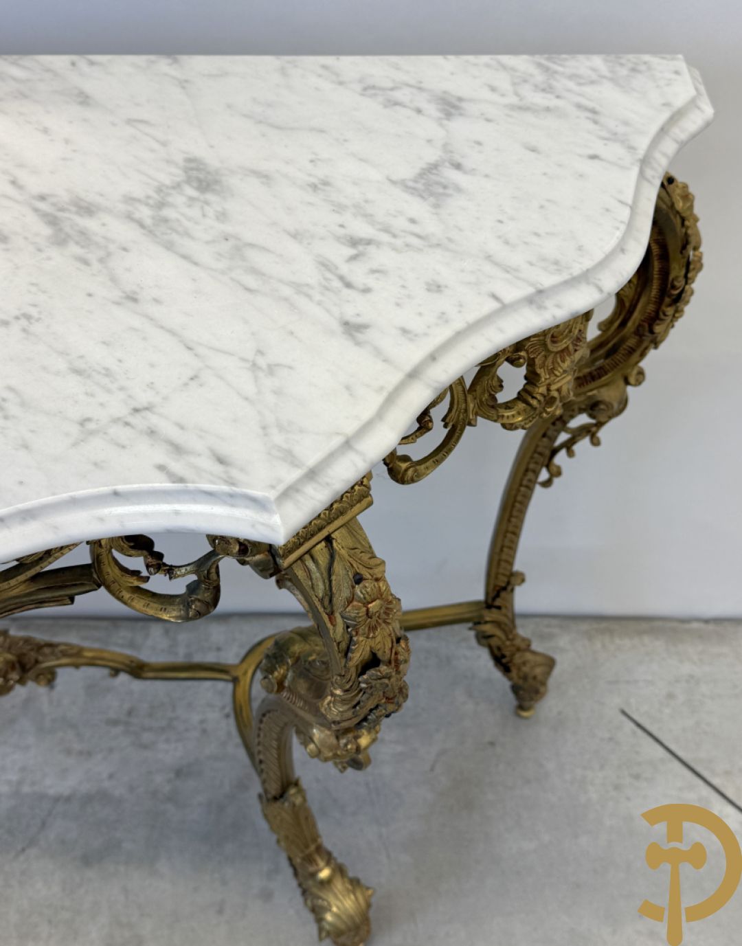 Koperen sierconsole Louis XV stijl met wit marmeren blad op 4 voluutvormige poten + bijhorende spiegel