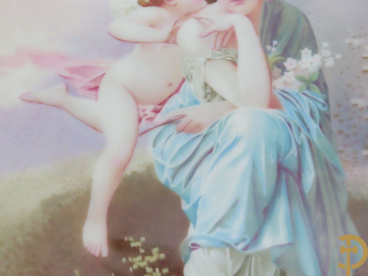 Porseleinen coupe met beschilderd decor van zittende dame met cupido in tuin, Richard getekend, gevat in bronzen houder