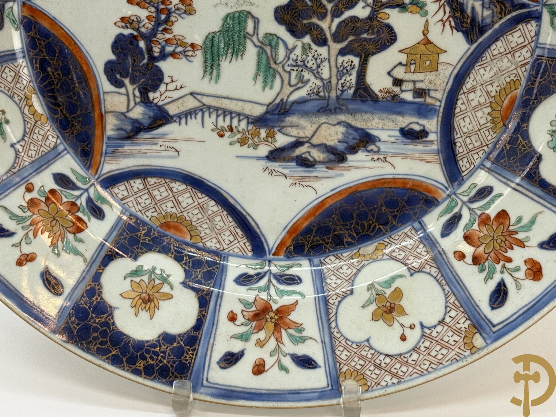 Chinees porseleinen Imari bord met landschapsdecor en bloemen