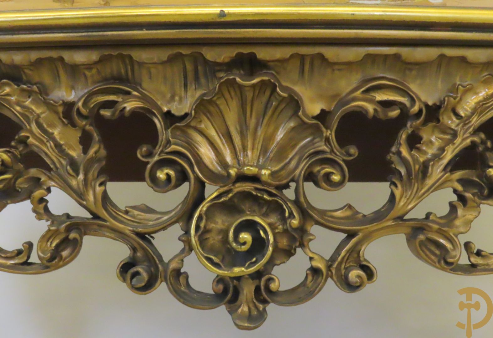 Uitzonderlijke vergulde bar met accanthusranken en bloemenmotieven op voluutvormige poten