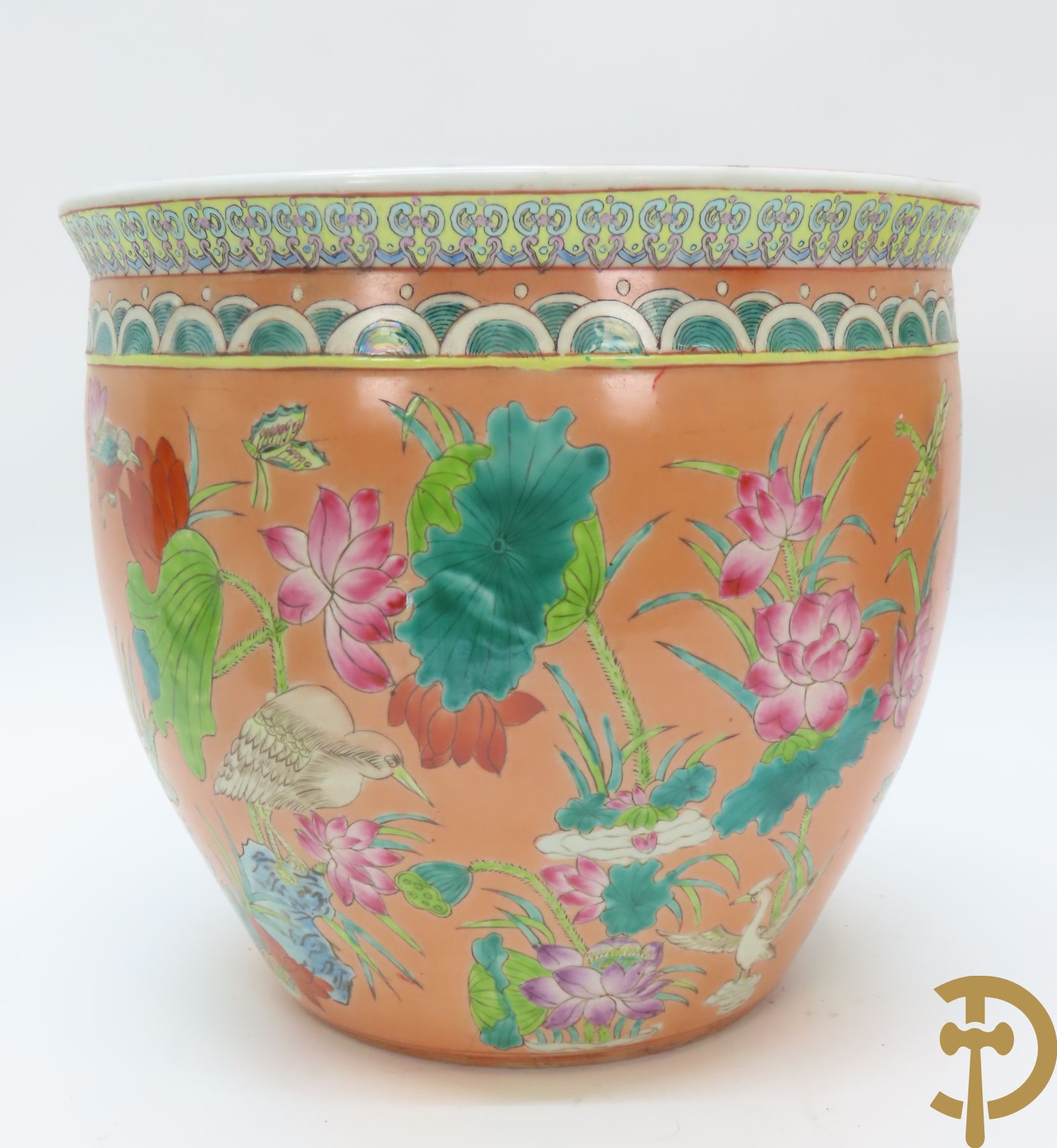 Paar Chinese porseleinen cachepots met bloemendecor en binnenin met visdecor